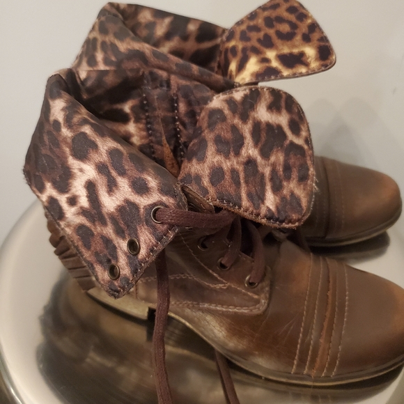 Betsy Johnson lola/leopard womans combat boot - Picture 5 of 5